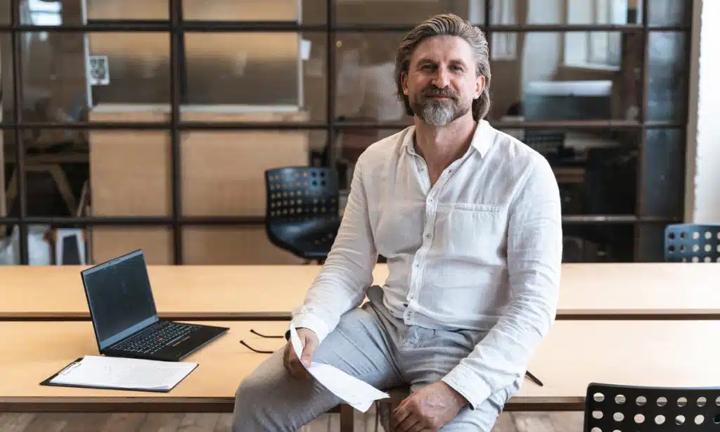 Un entrepreneur dans l'espace coworking de sa résidence en coliving