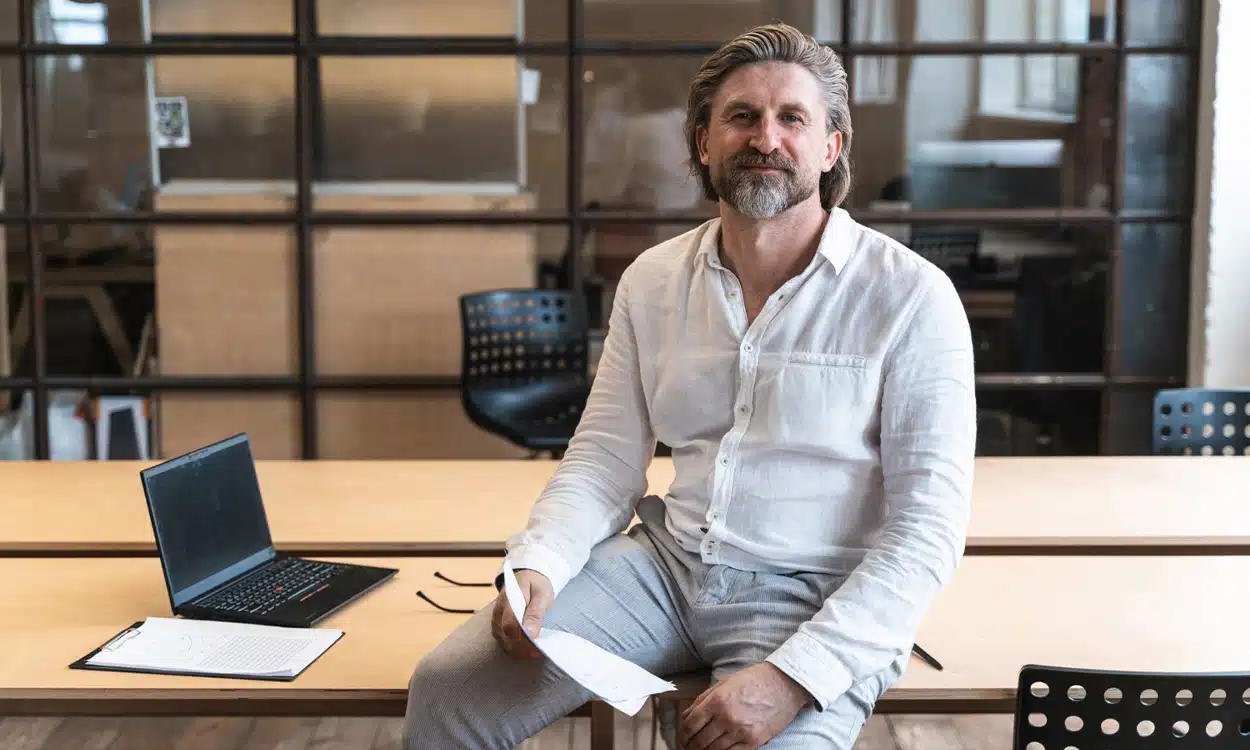Un entrepreneur dans l'espace coworking de sa résidence en coliving