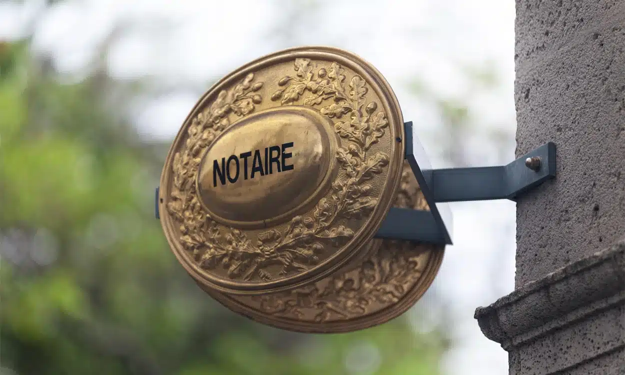 Enseigne d'étude notariale devant l'immeuble d'un notaire