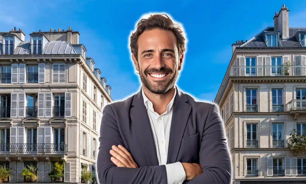 Un courtier en crédit immobilier pose devant des immeubles haussmanniens haut de gamme