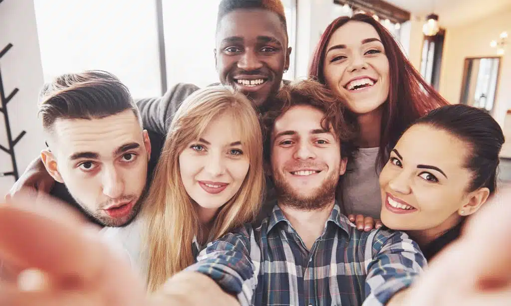 Un groupe de colocataires qui prennent un selfie