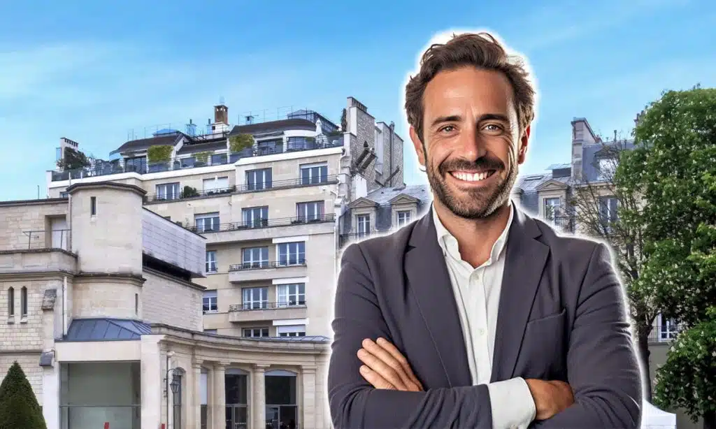 Un investisseur immobilier devant des immeubles de rapport en centre ville