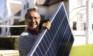 Panneaux solaires : oubliez les promesses, voici les 5 questions à poser absolument à votre installateur pour obtenir un devis vraiment fiable