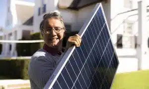 Panneaux solaires : oubliez les promesses, voici les 5 questions à poser absolument à votre installateur pour obtenir un devis vraiment fiable