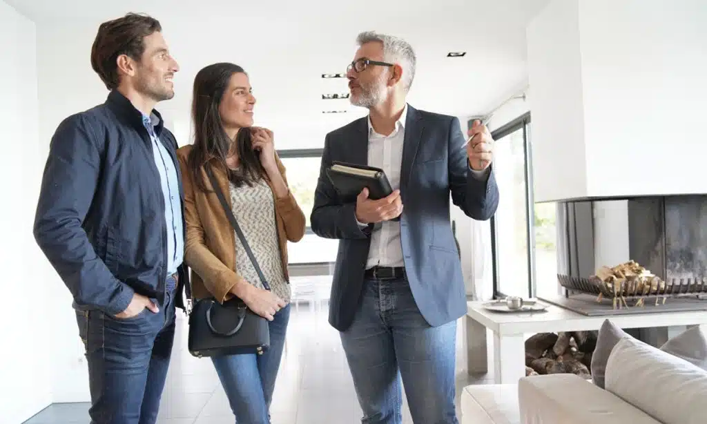 Des investisseurs qui visitent un appartement de standing