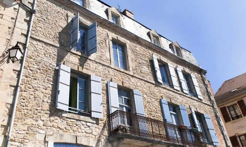 Immeuble de rapport avec une façade en pierre dans un village provençal