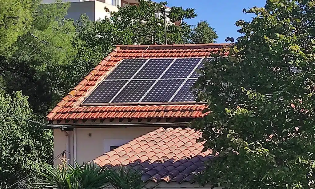 Installation solaire sur le toit d'une maison individuelle