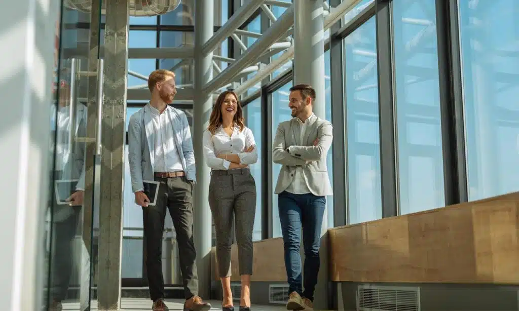 Un groupe de trois investisseurs immobiliers dans le couloir de leurs locaux