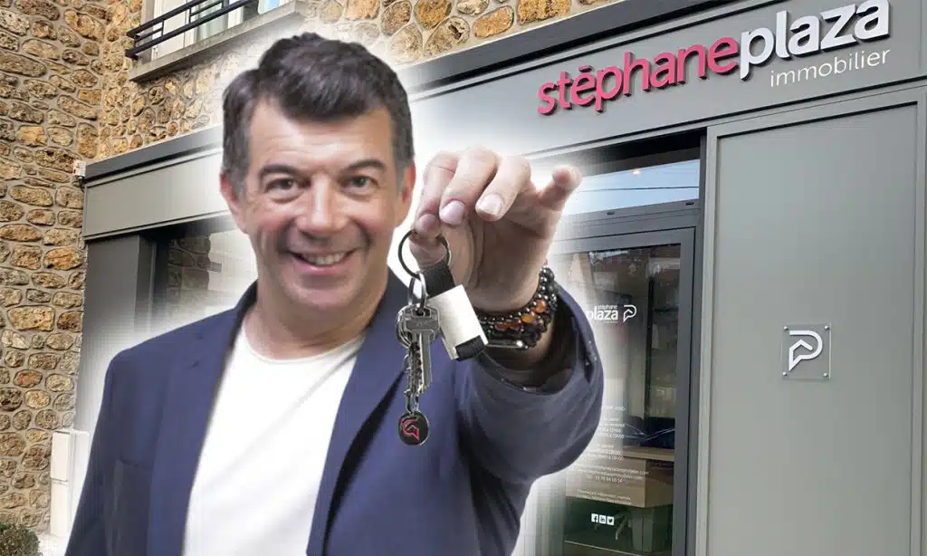 Stéphane Plaza devant une agence immobilière du réseau Plaza Immobilier