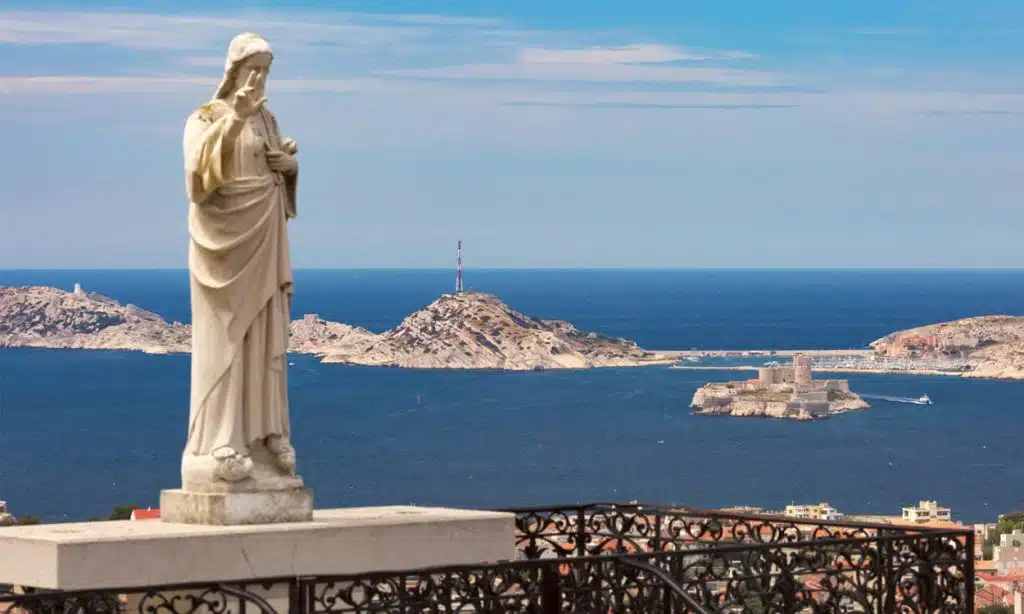Statue à Marseille avec vue sur la mer