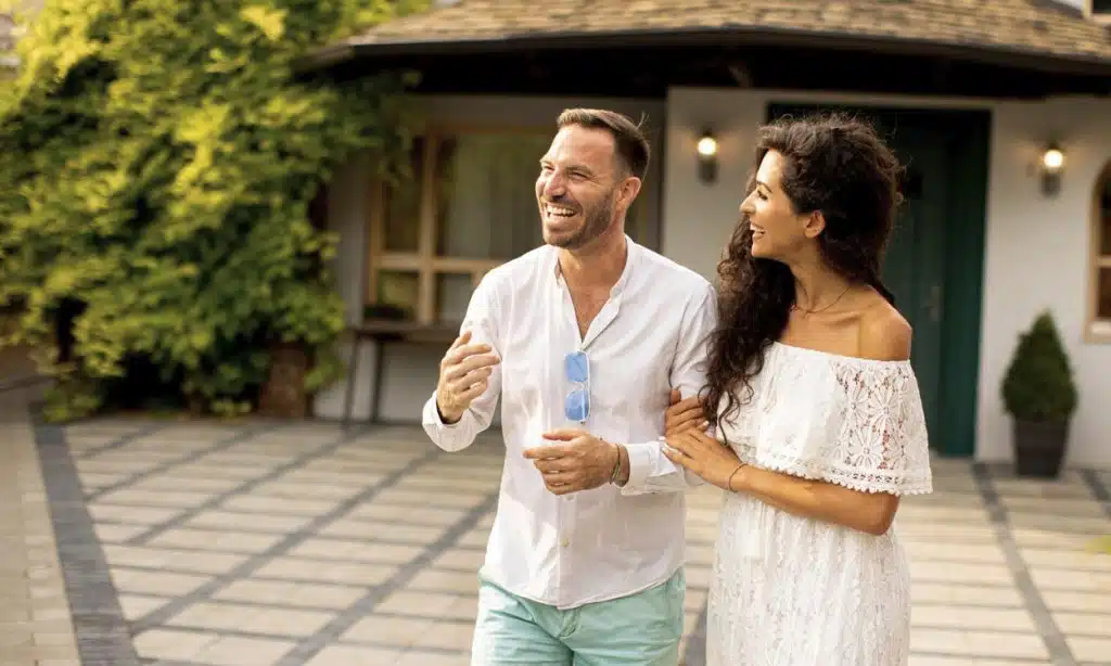 Un couple heureux qui visite une maison