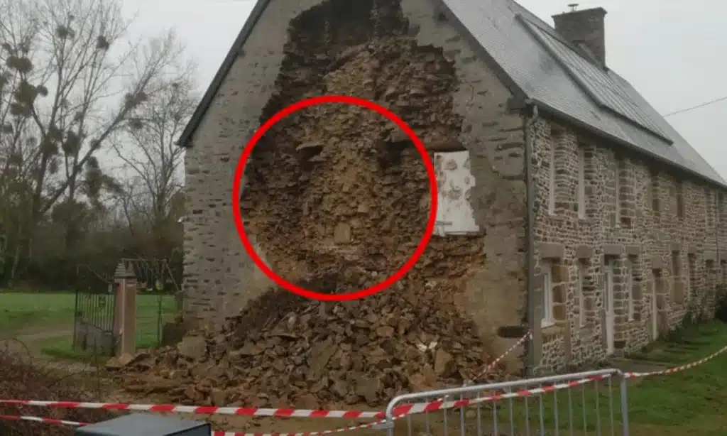 La façade d'une maison ancienne en pierre s'est effondré