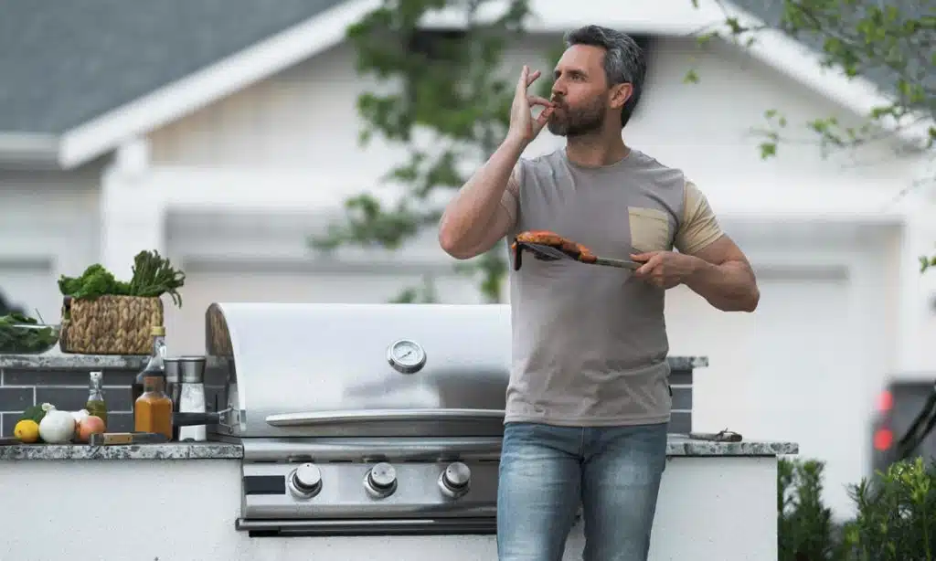 Un comme cuisine un bon repas dans sa cuisine d'extérieur