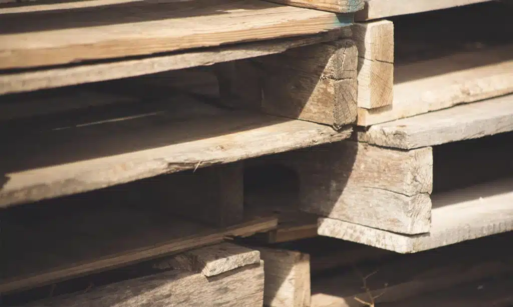 Gros plan sur un tas de palettes de bois