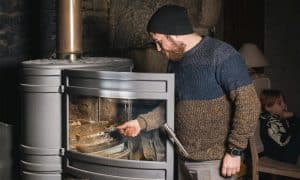 Chauffage au bois : « Je ne paie plus un centime de chauffage », ce propriétaire chauffe sa maison gratuitement toute l&rsquo;année