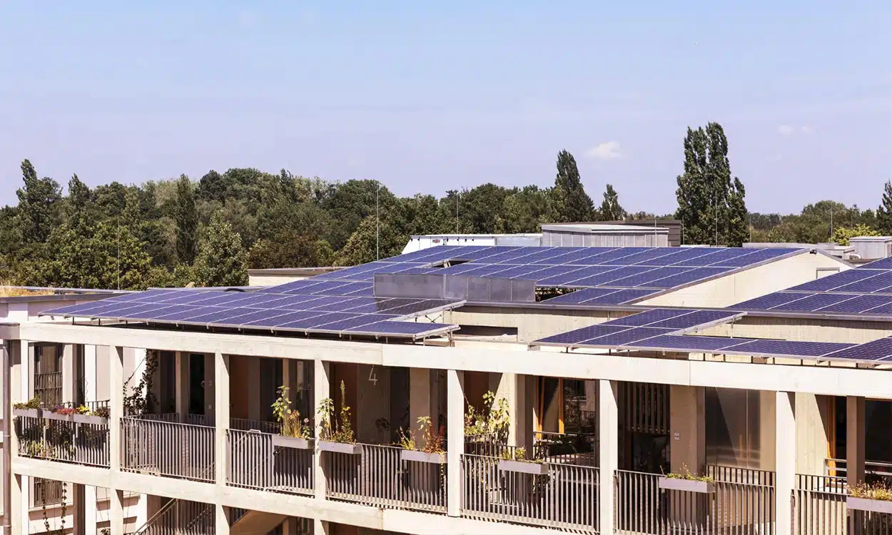 Un immeuble de rapport équipé de panneaux solaires photovoltaïqes