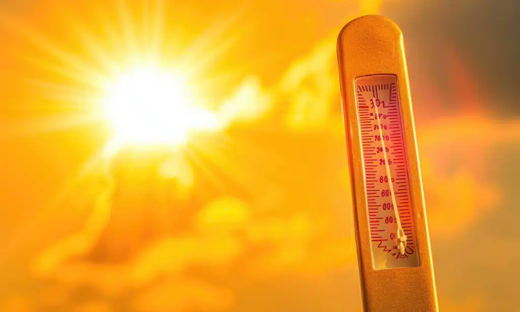Thermomètre sous un grand soleil