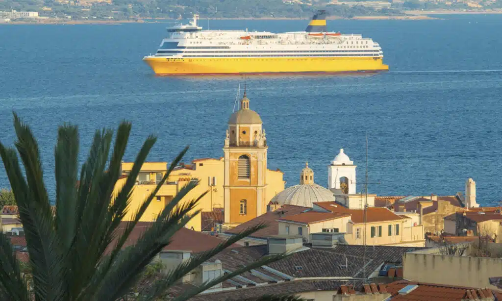 Un bateau de la compagnie maritime Corsica Ferries dans le port d'Ajaccio