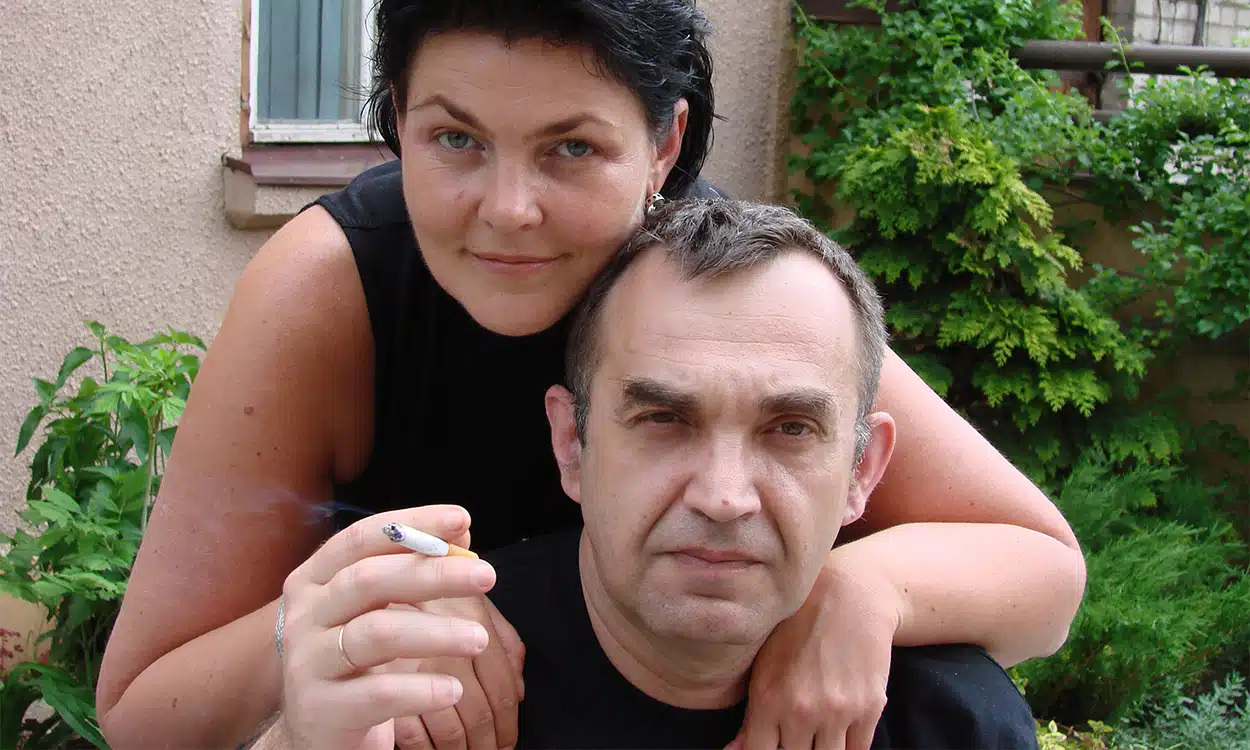 Un couple complice de 40 ans avec l'homme qui tient une cigarette