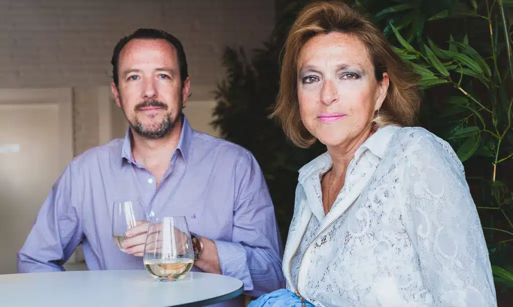 Un couple de propriétaires de 45 ans soulagé qui fête une petite victoire