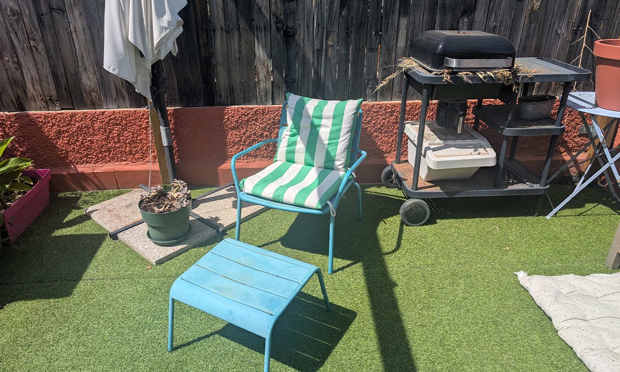 Nettoyer et entretenir un gazon synthétique sur une terrasse : ce qu’il faut savoir pour éviter les mauvaises surprises