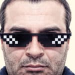 Gros plan sur le visage d'un homme avec des lunettes thug life