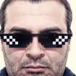 Gros plan sur le visage d'un homme avec des lunettes thug life