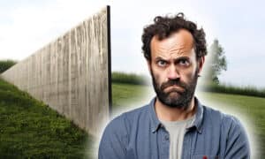 Votre voisin a construit un mur sur votre terrain ? La seule solution pour le faire démolir passe par une expertise légale