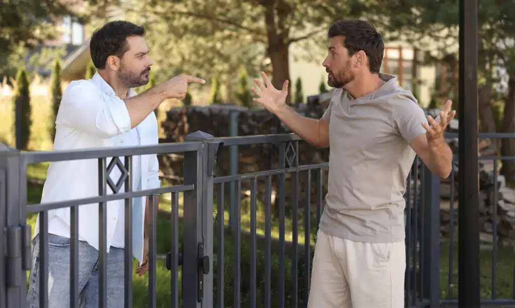 Deux hommes se disputent