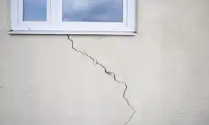 « Les fissures sur ma maison neuve s’agrandissent », voici ce que vous devez absolument faire avant d’attaquer le constructeur