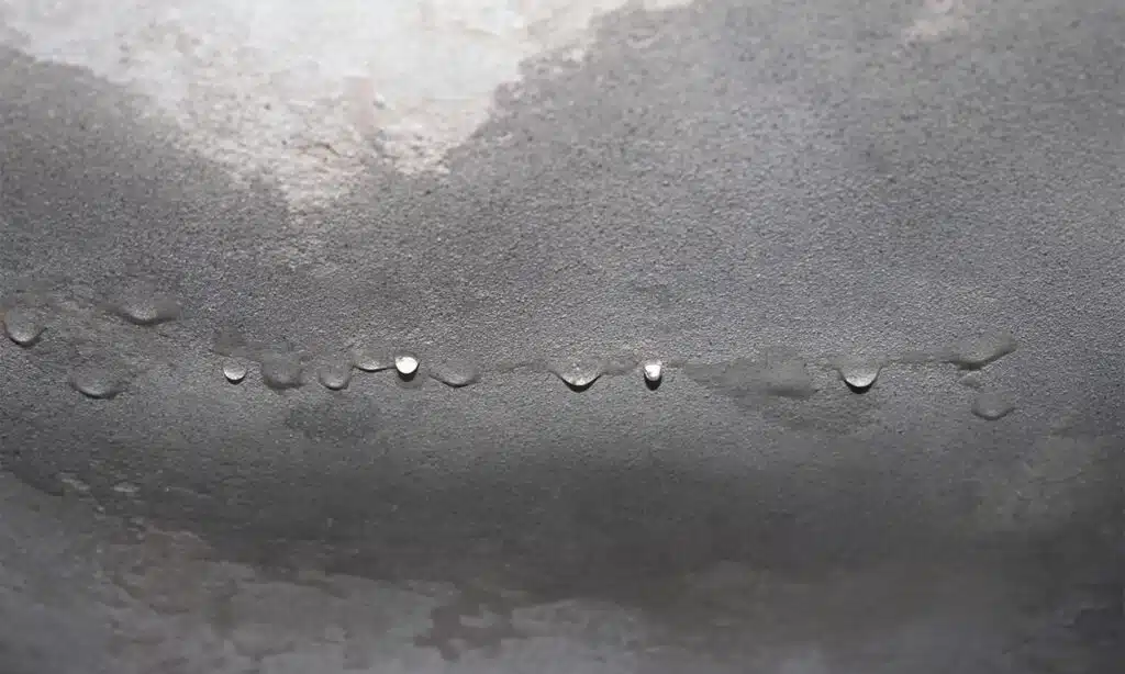 Un plafond humide avec des gouttes d'eau qui coulent