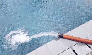 Sécheresse : la préfecture interdit de remplir les piscines, mon voisin ignore l&rsquo;arrêté et je crains une amende collective