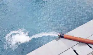 Sécheresse : la préfecture interdit de remplir les piscines, mon voisin ignore l’arrêté et je crains une amende collective