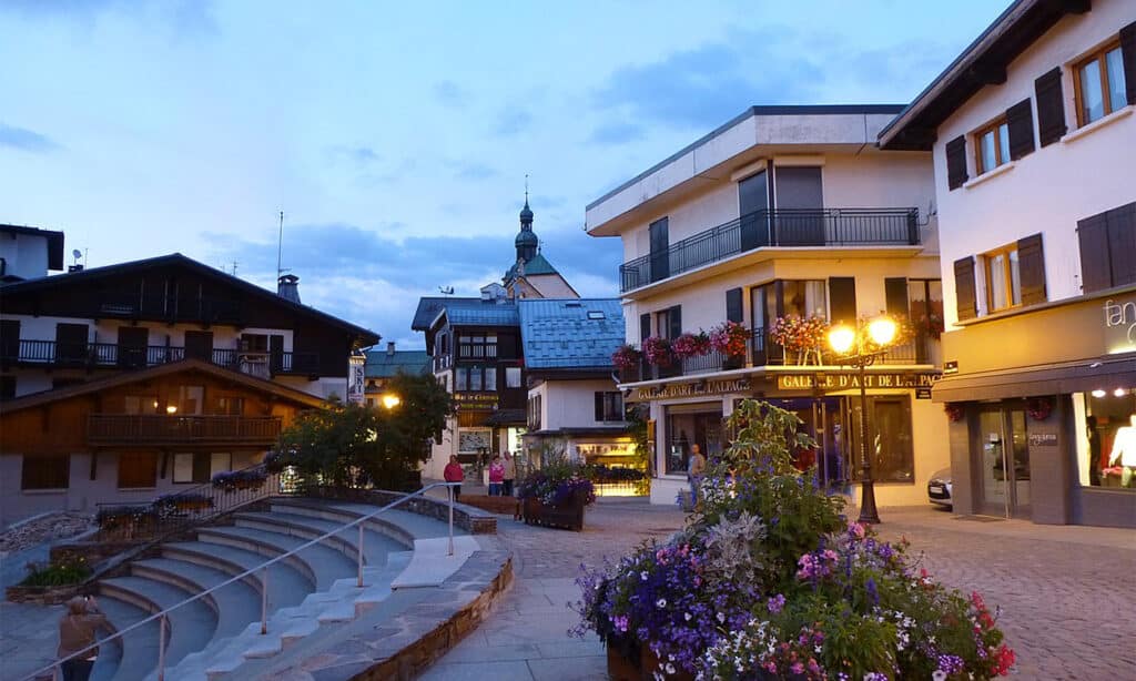Centre ville de Megève à la tombée de la nuit