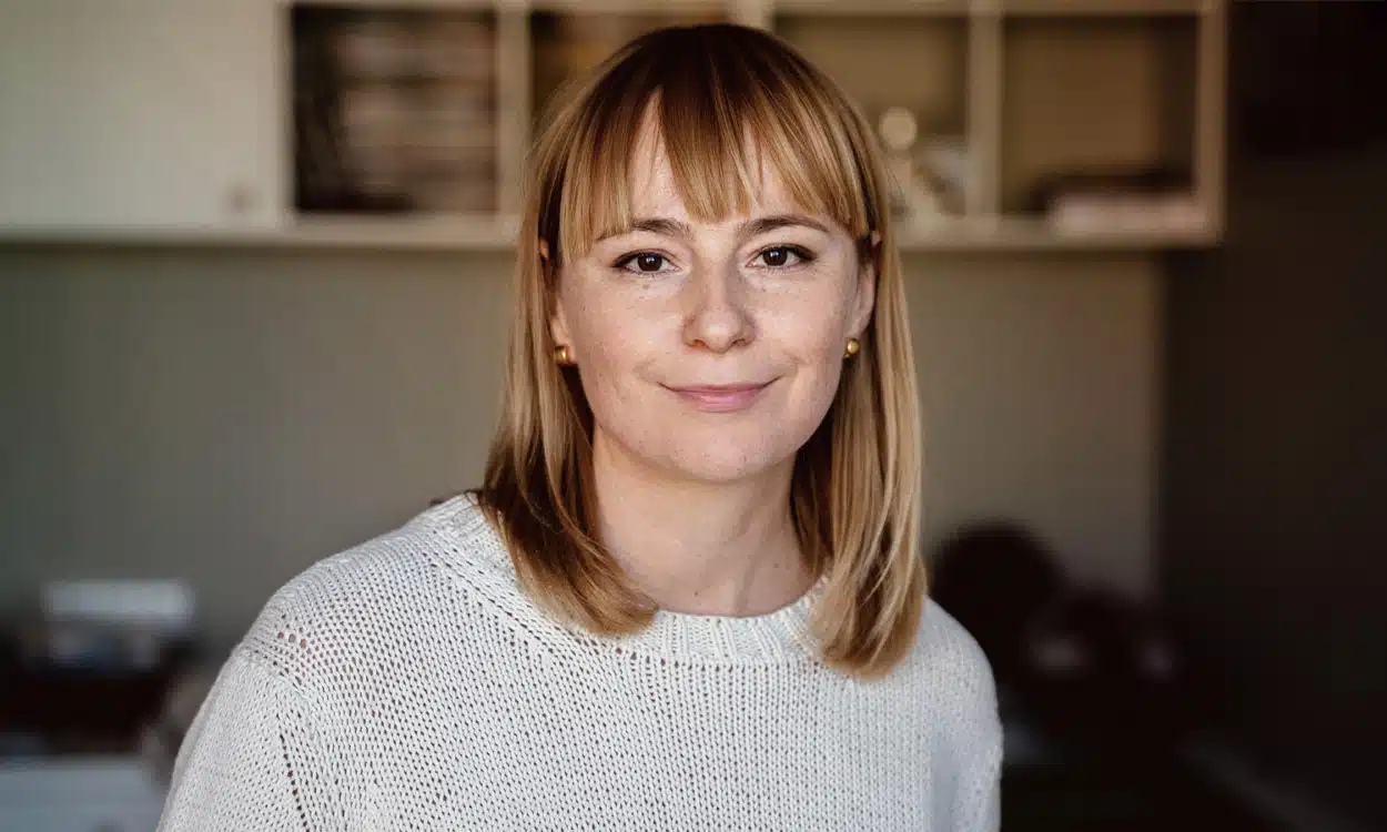 Jeune femme souriante dans son nouvel appartement