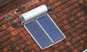 Énergie solaire : «ils chauffent mieux et coûtent moins cher», sauf que tout le monde leur préfère les panneaux photovoltaïques