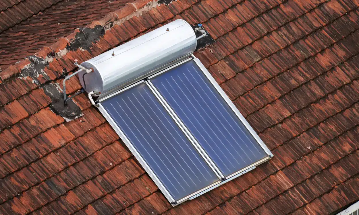Panneau solaire thermique installé sur le toit d'une maison ancienne