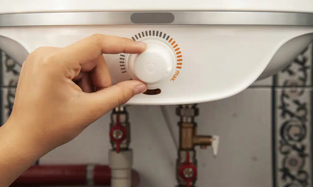 Gros plan sur le réglage d'un ballon d'eau chaude