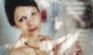 L&rsquo;astuce anti-buée utilisée par les grands hôtels pour les miroirs de salle de bain