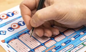 Devenu millionnaire au loto, il vit toujours dans un logement social 30 ans après