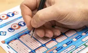 Devenu millionnaire au loto, il vit toujours dans un logement social 30 ans après