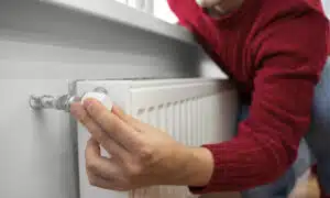 Chauffage : «Tiède en haut, froid en bas», qui doit vraiment payer pour purger votre radiateur