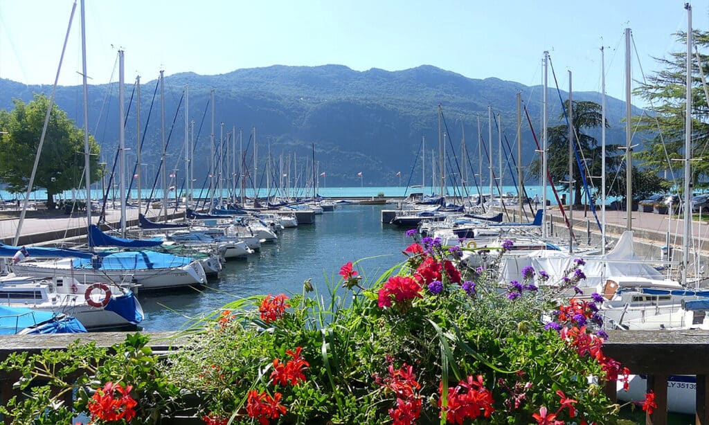 Photo du port d'Aix-les-Bains par une journée ensoleillée