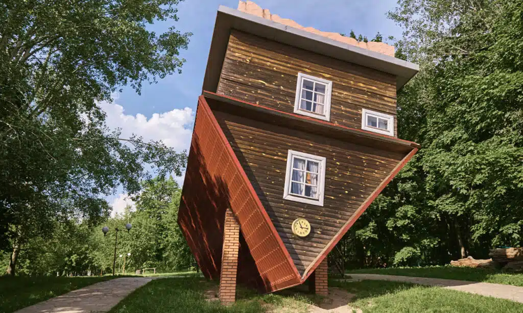 Une maison atypique en bois construite à l'envers