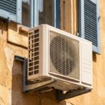 Unité extérieure de climatisation fixée sur la façade d'un immeuble