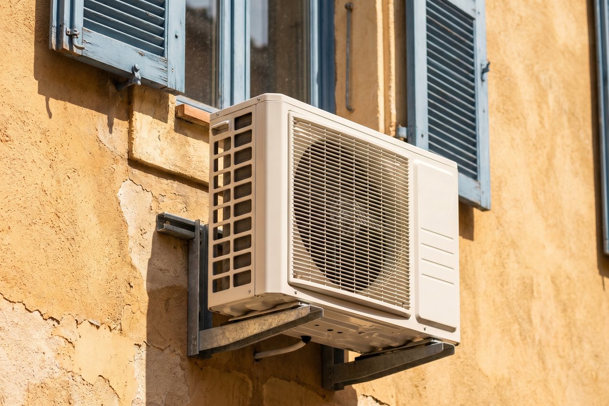 Unité extérieure de climatisation fixée sur la façade d'un immeuble