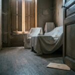Logement vacant aux volets fermés et avis fiscal glissé sous la porte
