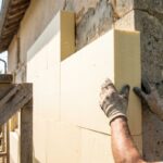 Rénovation énergétique : pose d'isolation sur la façade d'une maison