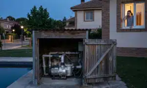 La pompe de piscine du voisin fait trop de bruit la nuit ? Voici comment réagir