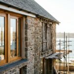 Maison en pierre en bord de mer en cours de rénovation